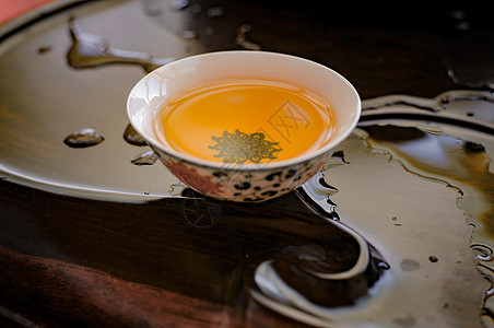 茶香润心：一杯茶，舒缓心灵，净化思绪